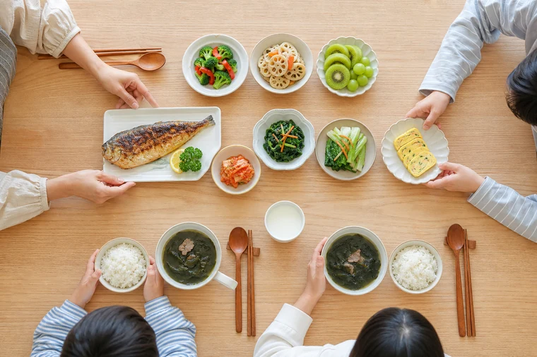 초등학생 성장에 필요한 단백질과 채소가 차려진 가정식 밥상