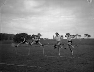 Teitl Cymraeg/Welsh title: Mabolgampau Ysgolion Uwchradd Môn. Ffotograffydd/Photographer: Geoff Charles (1909-2002) Dyddiad/Date: 04/06/1959