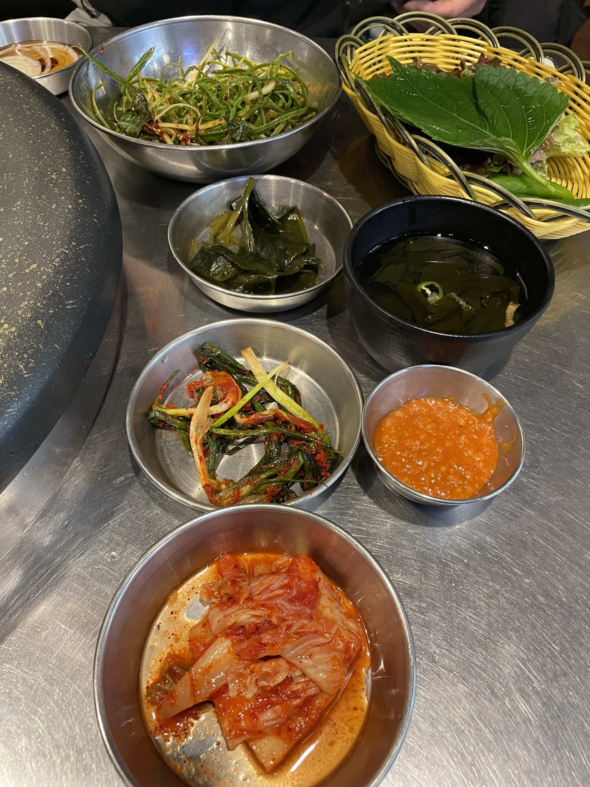 여러 그릇에 담긴 채소 반찬과 쌈 채소