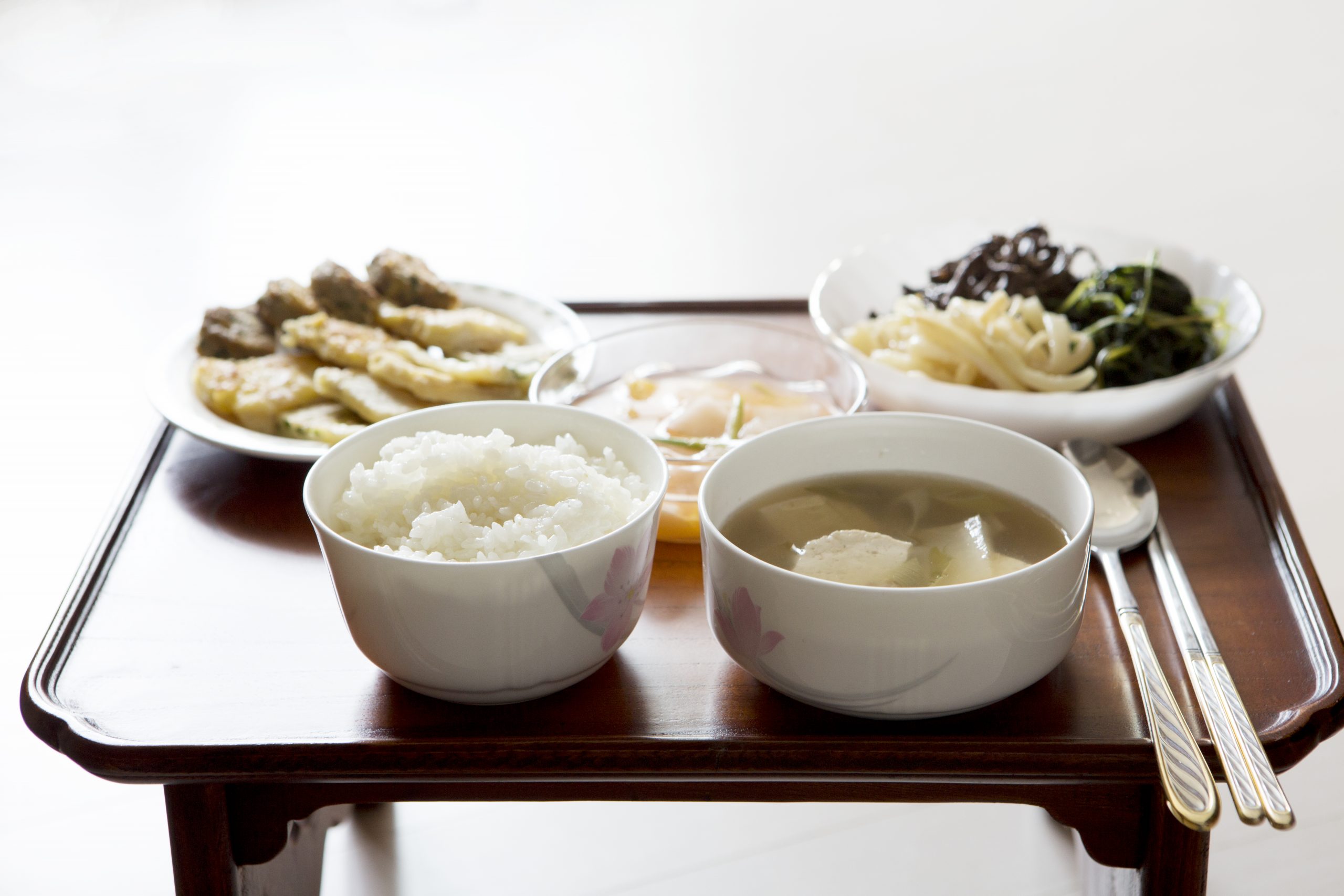 밥과 국, 여러 반찬이 함께 차려진 한국식 밥상