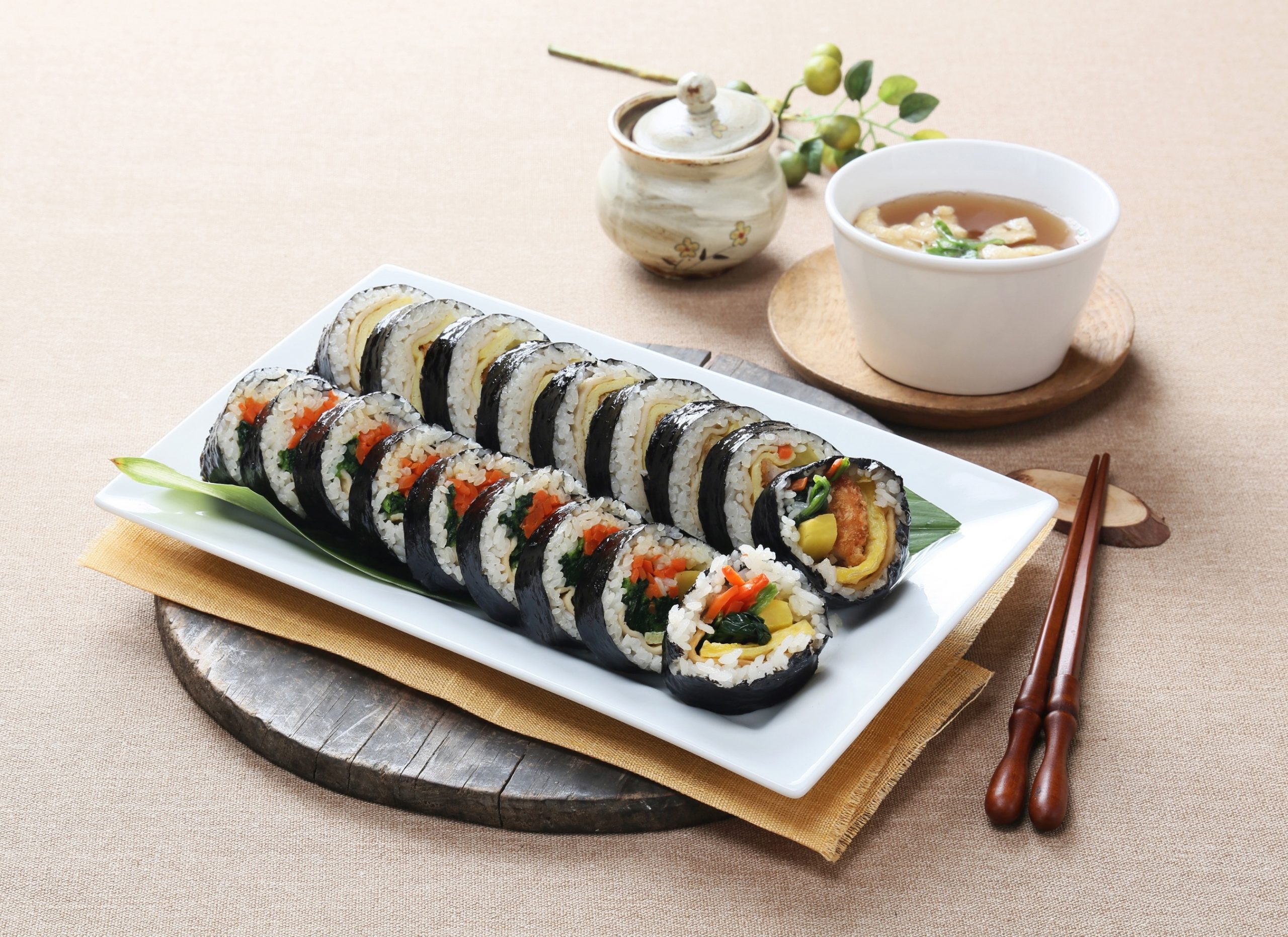 밥과 여러 속재료를 김에 말아 썬 김밥