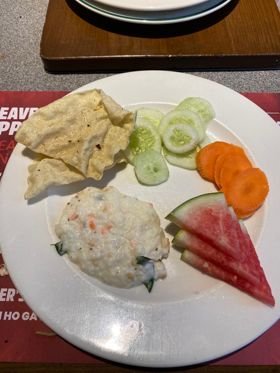 오이와 당근, 수박 등 여러 음식이 담긴 접시